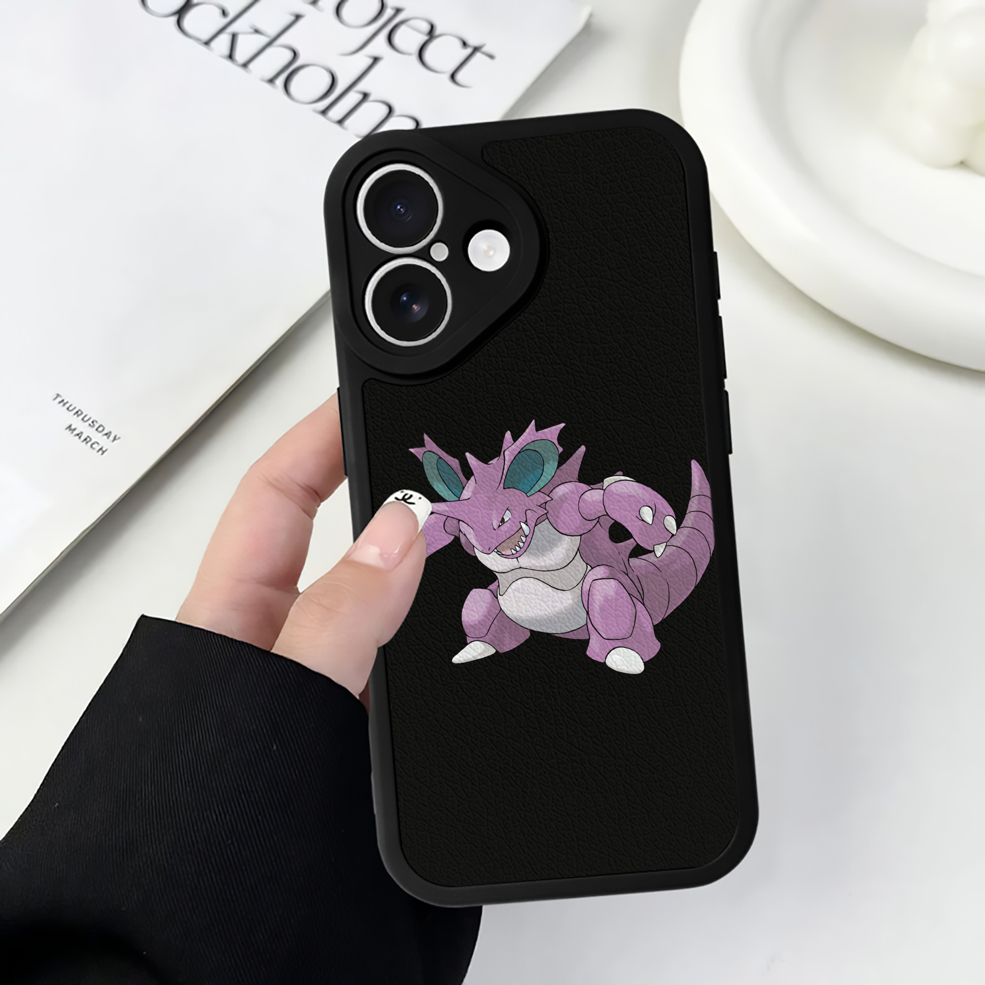 （画像用） ポケットモンスター Pokémon 【iPhone 16シリーズ対応】シリコンスマホケース（レザー調） 材質：シリコン